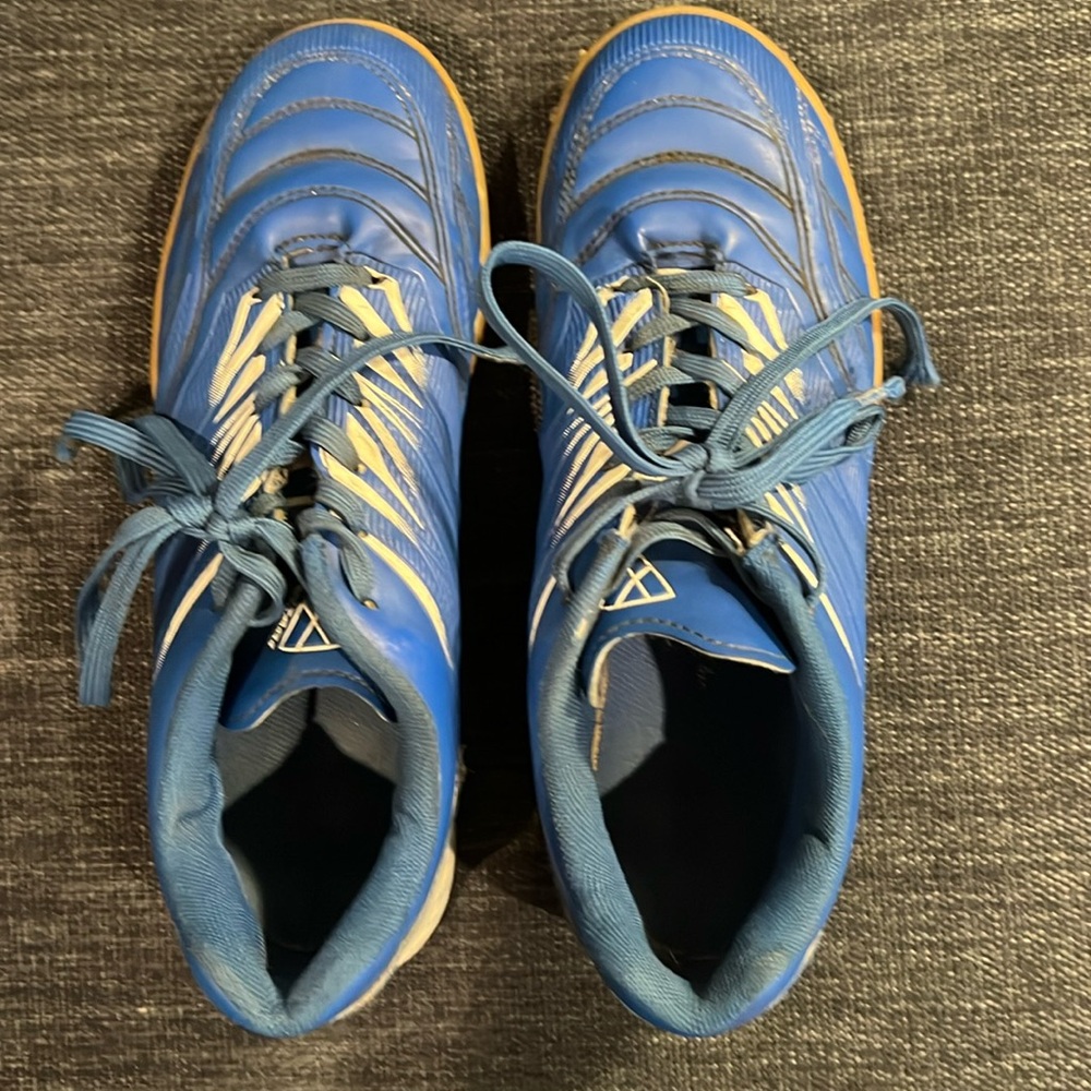 Vizani | Valencia Blue & White Indoor Soccer Futsal Shoes | Youth size 7 - Picture 2 of 6
